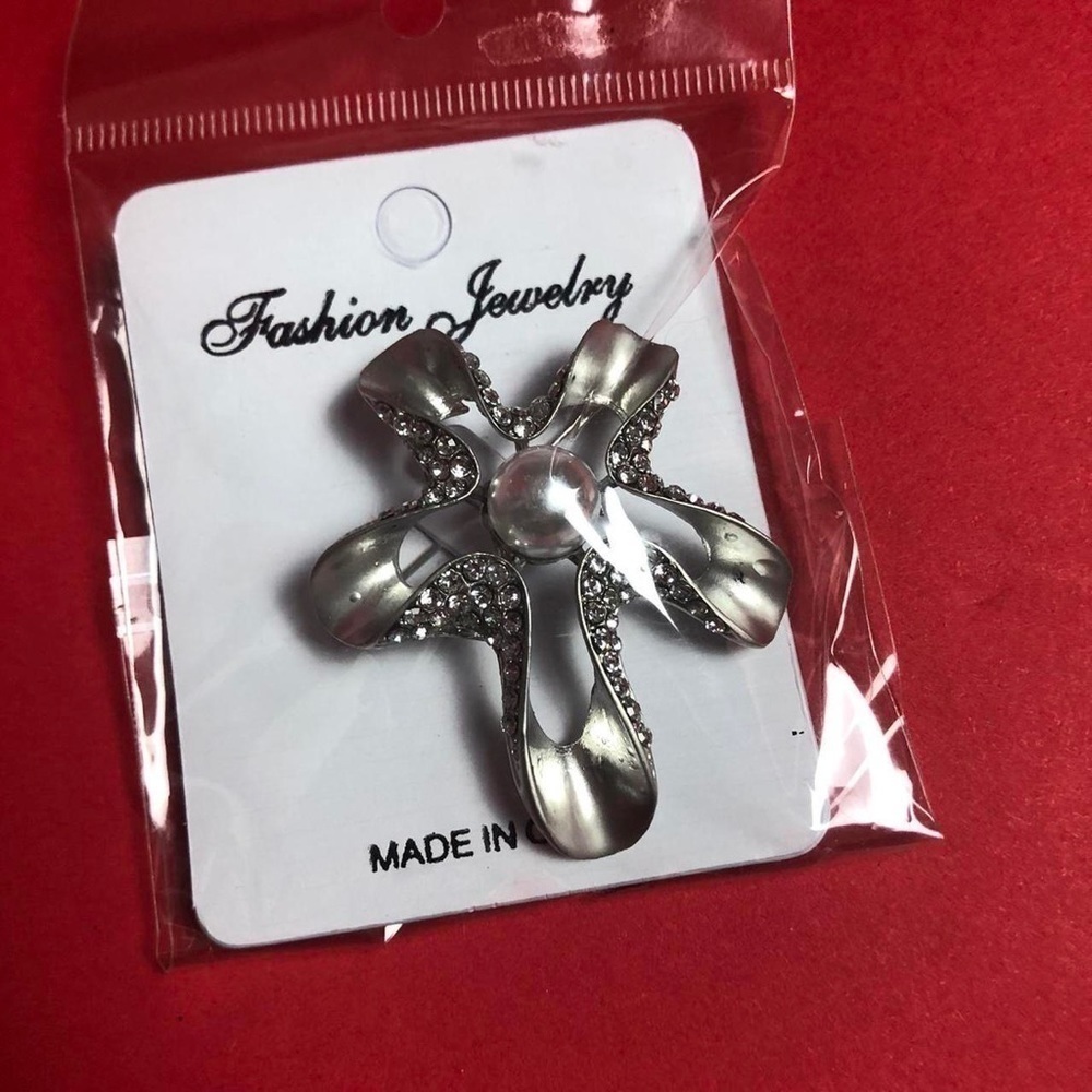 Sparkly pearl broach pin  🖤🤍​​​​​​​​​​​​​​​​​​​​​​​